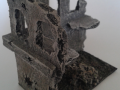 Die Ruine einer Häuserecke mit Standflächen im ersten Stock